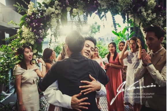 Nam DJ nổi tiếng Thái Lan vừa tổ chức đám cưới cùng bạn trai của mình.